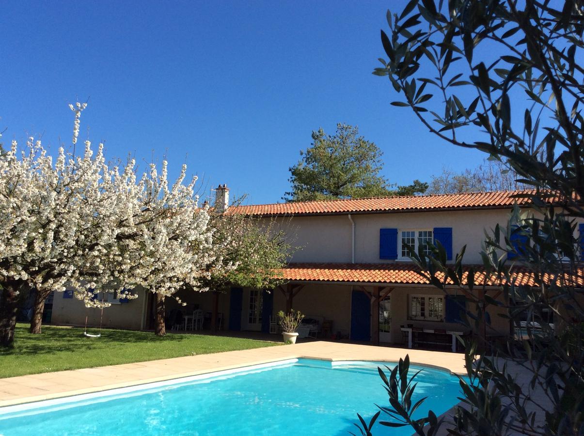 Bed and Breakfast Le Relais Du Grand Logis Civrieux Exterior foto