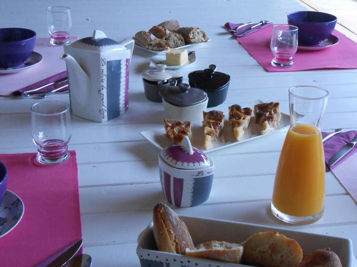 Bed and Breakfast Le Relais Du Grand Logis Civrieux Exterior foto